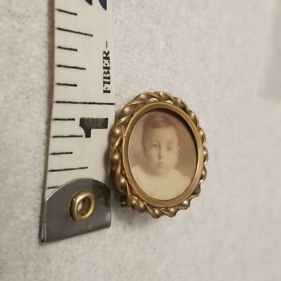Antique Baby photo  brooch gold tone pin - Picture 8 of 13